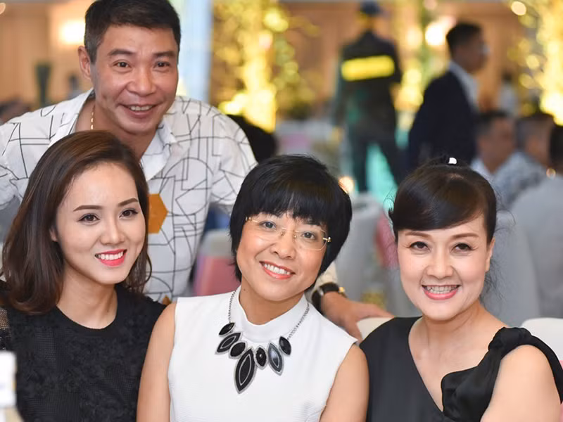 Thảo Vân không ngại thân thiết với Ngọc Hà - vợ sắp cưới của Công Lý. Ảnh: Người đưa tin