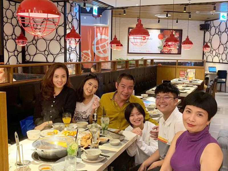 Nam danh hài từng chia sẻ hình ảnh hội ngộ vợ cũ (áo tím) trong sinh nhật của con gái.