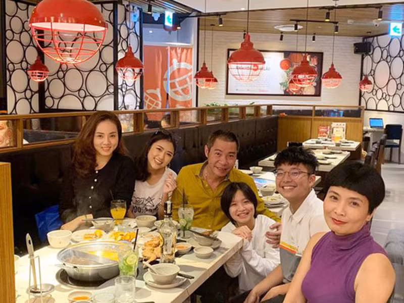 Nam danh hài từng chia sẻ hình ảnh hội ngộ vợ cũ (áo tím) trong sinh nhật của con gái.