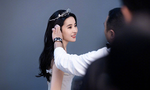 Bộ ảnh được chụp sau khi Lưu Diệc Phi quay trở về Trung Quốc và hoàn thành thời gian cách ly y tế. Người hâm mộ dành nhiều lời khen ngợi trước nhan sắc của nữ diễn viên. Trong loạt ảnh mới, người đẹp được nhận xét đã giảm cân rất nhiều, quay trở về vóc dáng mảnh mai, thon gọn.