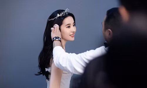 Bộ ảnh được chụp sau khi Lưu Diệc Phi quay trở về Trung Quốc và hoàn thành thời gian cách ly y tế. Người hâm mộ dành nhiều lời khen ngợi trước nhan sắc của nữ diễn viên. Trong loạt ảnh mới, người đẹp được nhận xét đã giảm cân rất nhiều, quay trở về vóc dáng mảnh mai, thon gọn.