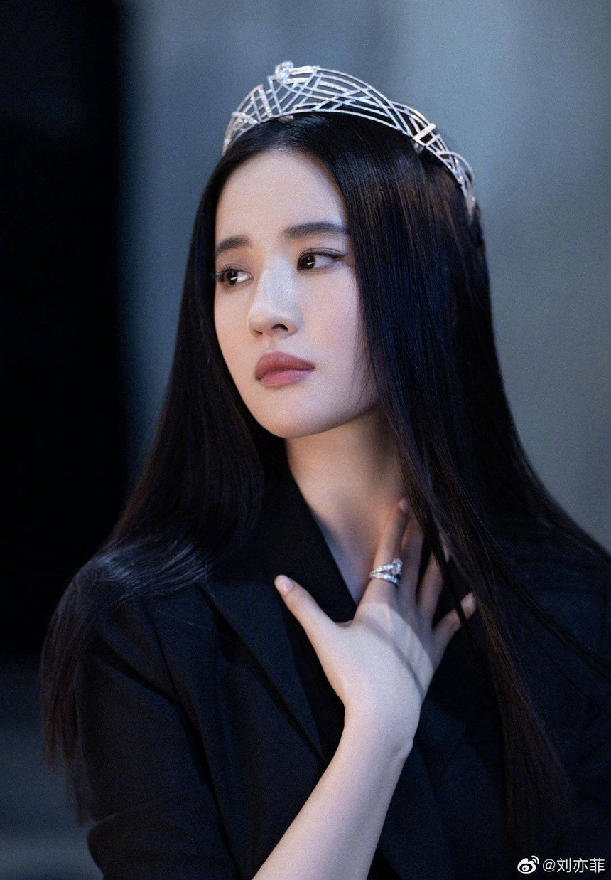 Ngày 5/12, Sina đưa tin Lưu Diệc Phi đăng tải loạt ảnh chụp ảnh quảng cáo cho một thương hiệu lên trang cá nhân. Hình ảnh ngay lập tức gây sốt trên mạng xã hội vì nhan sắc "đỉnh cao" của người đẹp Hoa Mộc Lan.