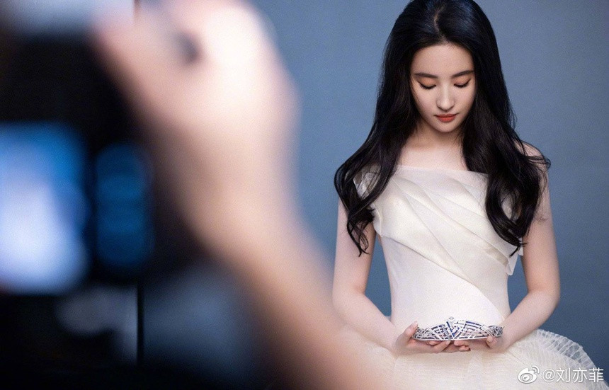 Gần đây, bom tấn Disney Hoa Mộc Lan do nữ diễn viên đóng chính được công chiếu và gây thất vọng lớn khi thảm bại ngay trên chính quê nhà. Đây là tác phẩm được phía Lưu Diệc Phi kỳ vọng giúp cô tỏa sáng sau nhiều năm mờ nhạt. Diễn xuất đơ cứng, "10 cảnh như một" không đẩy được cảm xúc nhân vật lên tới cao trào của sao nữ một lần nữa được tái diễn trong bộ phim.