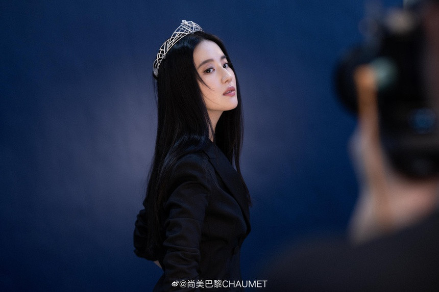 Sau khi hoàn thành bộ phim Hoa Mộc Lan vào giữa năm 2019, Lưu Diệc Phi không vội vã nhận dự án mới. Nữ diễn viên dành thời gian du lịch, khám phá mọi nơi cùng người thân và sau đó sang Mỹ quảng bá cho bom tấn của Disney.