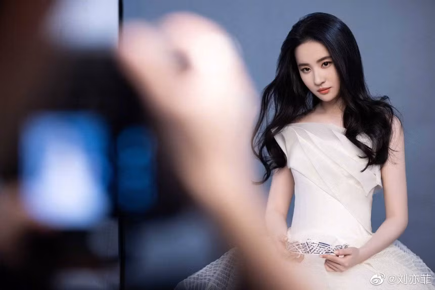 "Thần tiên tỷ tỷ đã trở lại", "Thế mới thấy cân nặng có tầm ảnh hưởng thế nào đến nhan sắc phụ nữ", "Xuất sắc! Kiêu sa và kiều diễm như một công chúa thực thụ", cư dân mạng dành nhiều lời có cánh cho nhan sắc của Lưu Diệc Phi. Thời gian trước, sao nữ 33 tuổi khiến không ít người hâm mộ hụt hẫng khi lao dốc nhan sắc vì tăng cân quá đà sau khi đóng Hoa Mộc Lan.