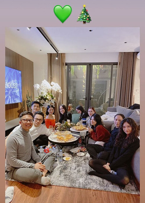 Trên trang cá nhân, Lệ Quyên đăng tải khoảnh khắc ngồi bên cạnh Lâm Bảo Châu trong buổi tụ tập bạn bè.