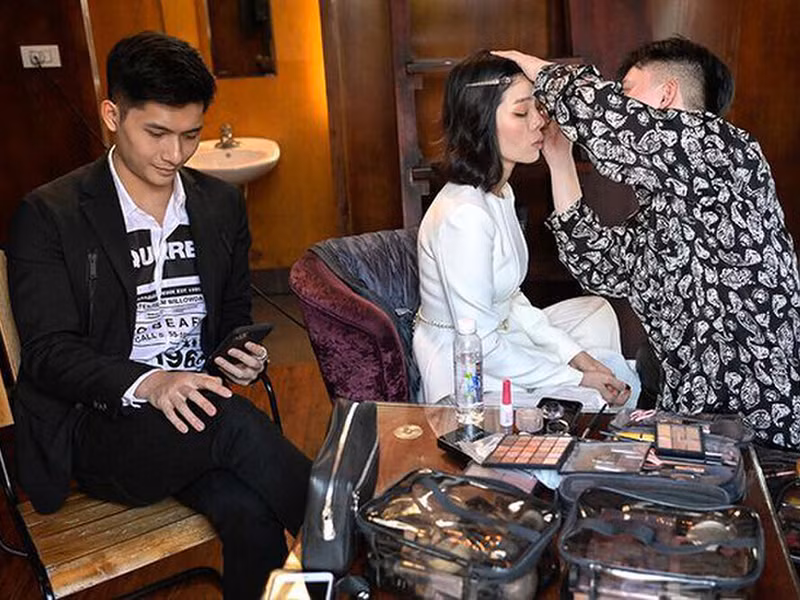 Hình ảnh nam người mẫu chờ đợi nữ hoàng phòng trà trang điểm. Ảnh: Saostar