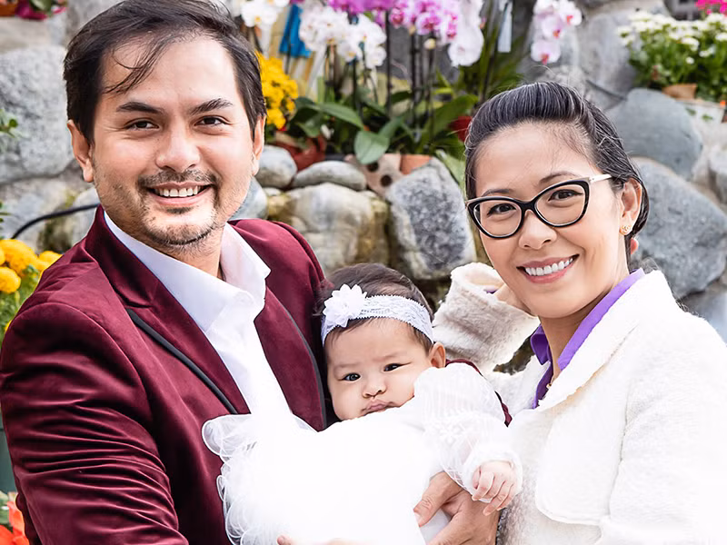 Vợ chồng Đức Tiến sống xa cách khoảng 3 năm trước khi nam người mẫu sang Mỹ đoàn tụ cùng vợ. Cặp đôi đã có con gái chung vào tháng 7/2020 sau nhiều lần chạy chữa.