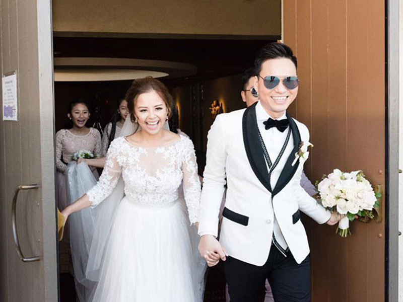 Nam ca sĩ Đình Bảo cũng là một trong những sao nam Việt lấy vợ Việt kiều. Anh đã kết hôn với Helen Nguyễn vào tháng 2/2017 sau 8 năm hẹn hò.