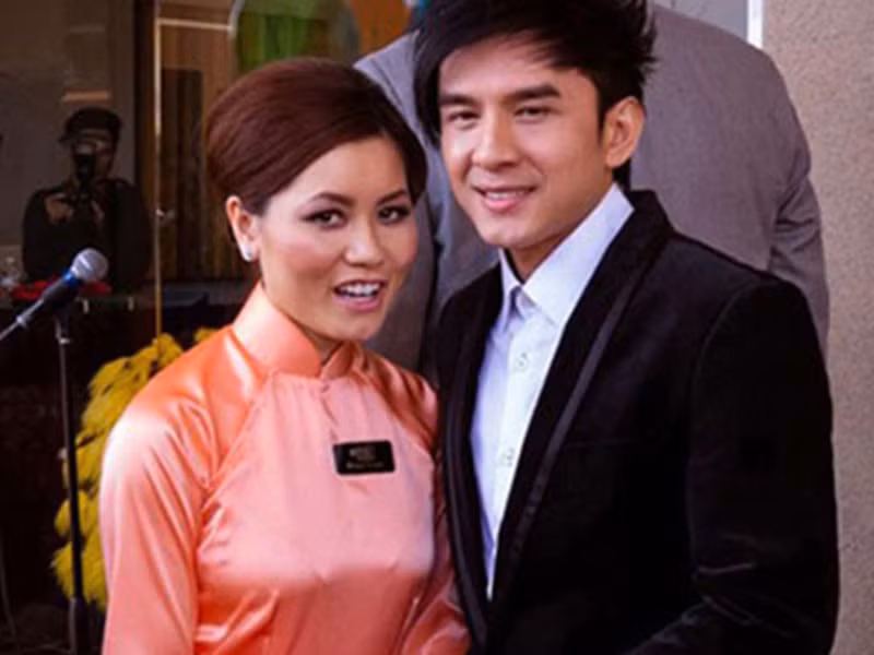 Bà xã của Đan Trường từng bị chê kém sắc so với chồng. Bất chấp dị nghị, điều tiếng, cặp đôi này vẫn hạnh phúc bên nhau. Ảnh: VTC