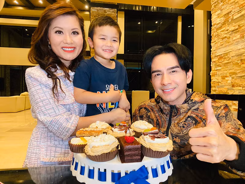 Cuối tháng 2/2017, Thủy Tiên sinh con trai đầu lòng. Từ khi kết hôn, Đan Trường đi về giữa Việt Nam và Mỹ để chăm sóc vợ con, đi hát.