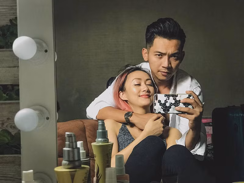 Trước đám cưới vào năm 2017, Mai Quốc Việt không được gia đình Kellie ủng hộ vì theo nghệ thuật. Tuy nhiên, bằng tình yêu chân thành, cặp đôi đã vượt qua rào cản này.