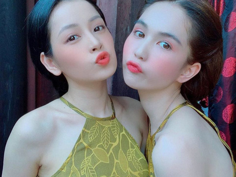 "Nữ hoàng nội y" gợi cảm, trẻ trung không kém cạnh đàn em là hot girl.