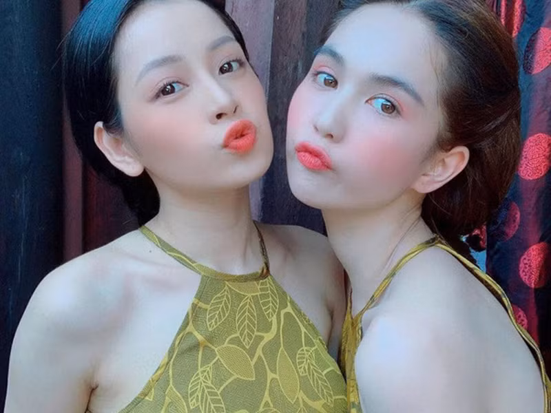 "Nữ hoàng nội y" gợi cảm, trẻ trung không kém cạnh đàn em là hot girl.