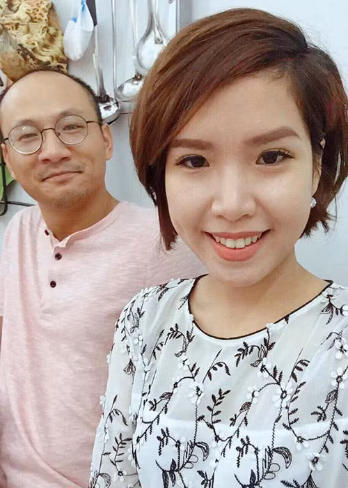 Phan Đăng vốn đã lập gia đình. Theo Tiền Phong, bà xã của anh tên Mỹ Linh, sở hữu nhan sắc xinh đẹp không kém một hot girl.