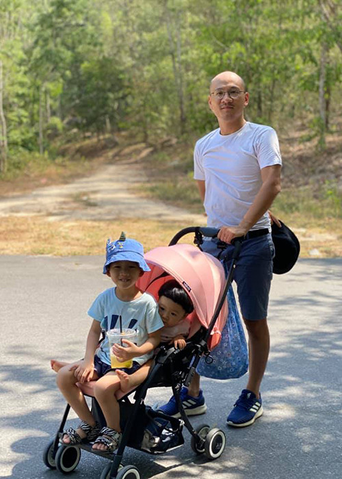 Cuộc sống bên vợ và các con của anh đầy bình yên.