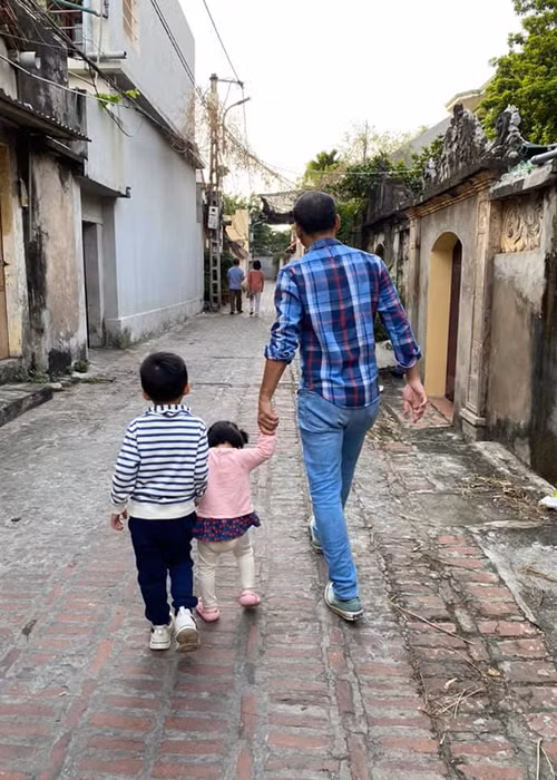 Phan Đăng sinh năm 1984, là nhà báo mảng thể thao với kinh nghiệm hơn 10 năm. Anh thường xuyên được các kênh truyền hình mời làm khách mời trong các chương trình bóng đá. MC của Ai là triệu phú còn là gương mặt quen thuộc của chương trình Cà phê sáng với vai trò khách mời.