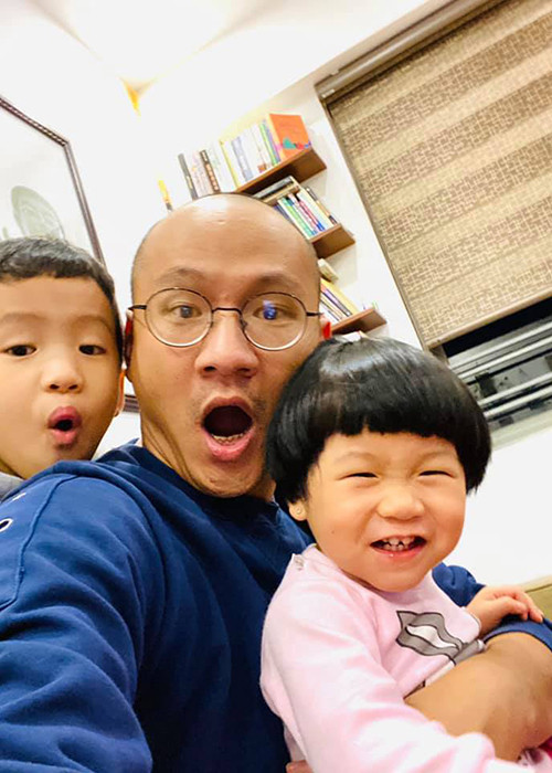 Hai nhóc tỳ nhà nam MC "Ai là triệu phú" đều kháu khỉnh.