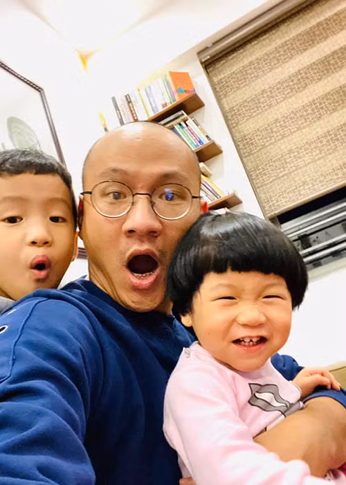 Hai nhóc tỳ nhà nam MC "Ai là triệu phú" đều kháu khỉnh.