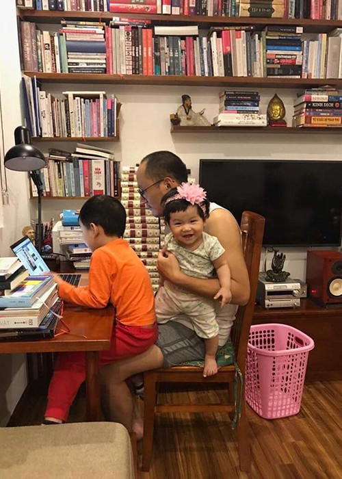 Khoảnh khắc nam MC chăm sóc các con khiến nhiều người thích thú.