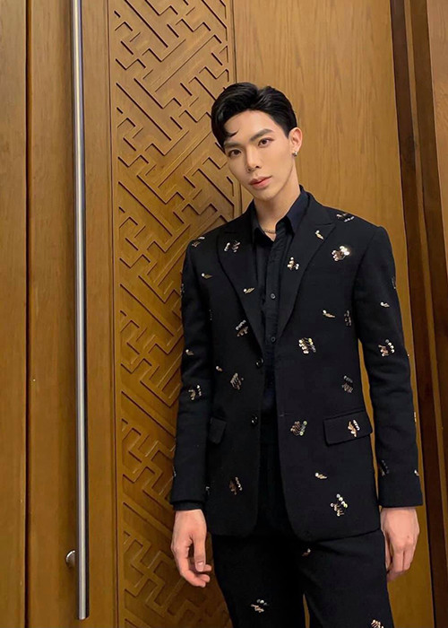 Giống Nathan Lee, Erik cũng bị hủy show. Theo Zing, tính đến ngày 3/12, Erik nhận được tin nhắn hủy show thứ 9. Theo quản lý của Erik, ê-kíp chịu tổn thất lớn về kinh tế khi đầu tư 2 tỷ đồng quay MV mới thì liên tục bị hủy show.