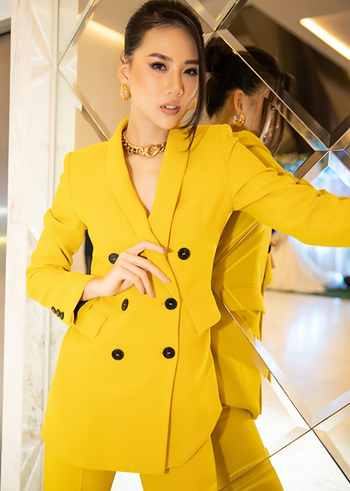 Giải Vàng Siêu mẫu Việt Nam 2018 - Bùi Quỳnh Hoa chấp nhận mất 2 show chụp hình, trình diễn catwalk vì sức khỏe của cộng đồng.