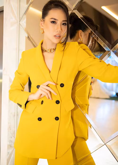 Giải Vàng Siêu mẫu Việt Nam 2018 - Bùi Quỳnh Hoa chấp nhận mất 2 show chụp hình, trình diễn catwalk vì sức khỏe của cộng đồng.