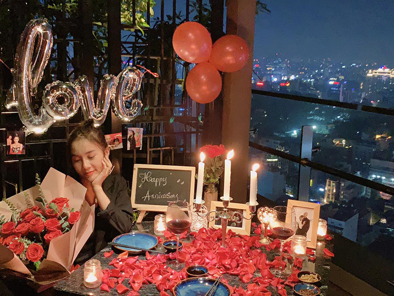 Tối ngày 15/12, vũ công Phạm Lịch được cầu hôn. Cô chia sẻ trên Zing, bạn trai quỳ gối cầu hôn khi cả hai kỷ niệm 2 năm hẹn hò.