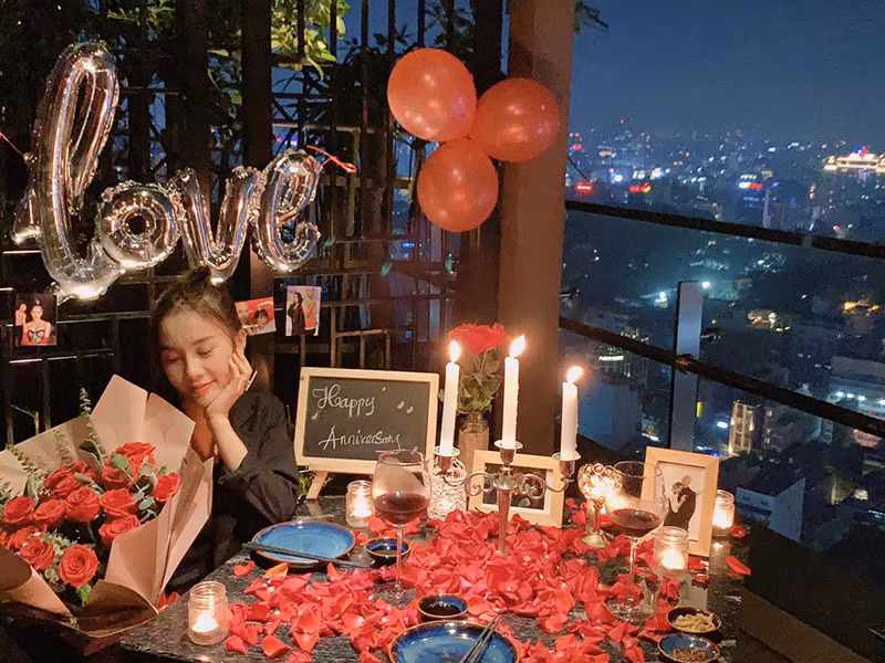 Tối ngày 15/12, vũ công Phạm Lịch được cầu hôn. Cô chia sẻ trên Zing, bạn trai quỳ gối cầu hôn khi cả hai kỷ niệm 2 năm hẹn hò.