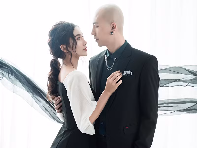 Năm 2019, Phạm Lịch chia sẻ, cô có bạn trai nhưng giấu danh tính và hình ảnh nửa kia của mình.