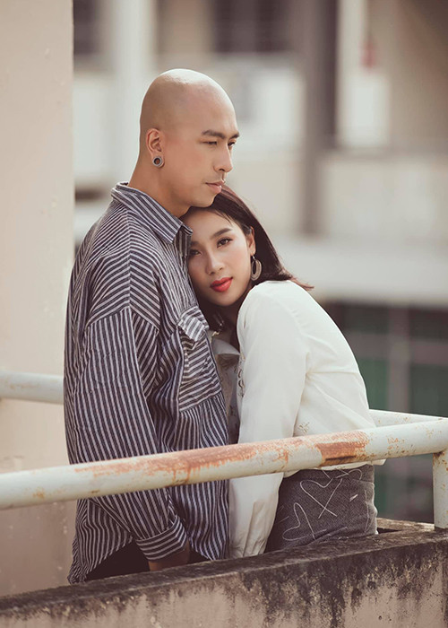 Khi nhận lời yêu, Phạm Lịch sinh sống ở Sài Gòn, còn bạn trai của cô ở Hà Nội. Đến năm 2020, Toàn Trung đã chuyển vào Sài Gòn gần bạn gái.