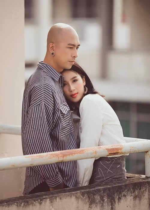 Khi nhận lời yêu, Phạm Lịch sinh sống ở Sài Gòn, còn bạn trai của cô ở Hà Nội. Đến năm 2020, Toàn Trung đã chuyển vào Sài Gòn gần bạn gái.