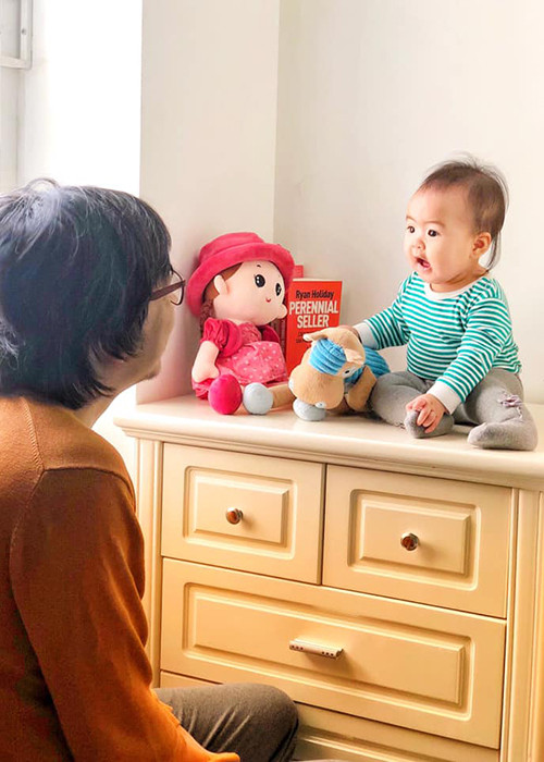 Trên trang cá nhân, "Giáo sư Xoay" thường xuyên khoe hình ảnh bên vợ và các con.