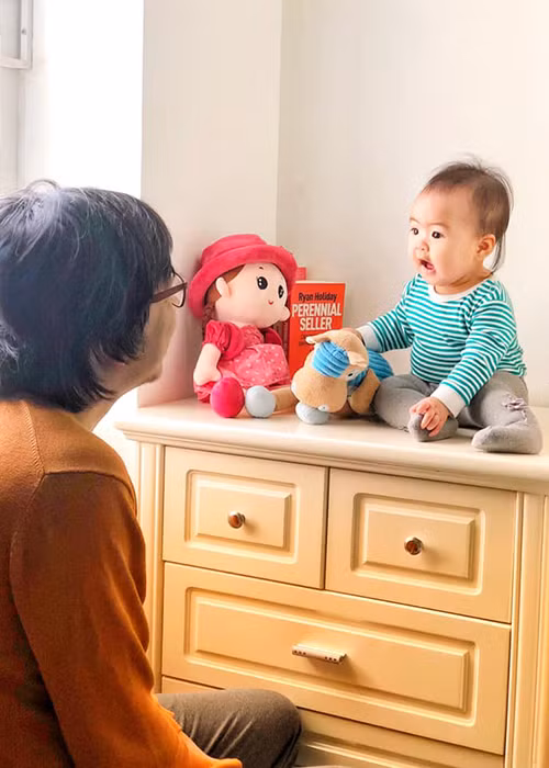 Trên trang cá nhân, "Giáo sư Xoay" thường xuyên khoe hình ảnh bên vợ và các con.