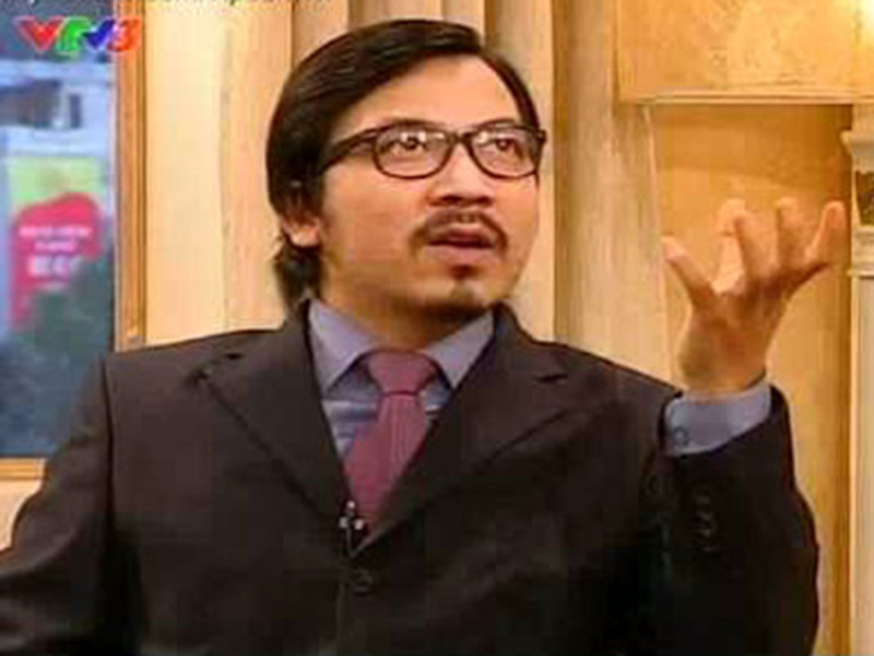 Đinh Tiến Dũng không phải là gương mặt quá xa lạ với khán giả. Cách đây 10 năm, anh xuất hiện trong chuyên mục “Hỏi xoáy, đáp xoay” của chương trình “Thư giãn cuối tuần”. Trong chuyên mục này, Đinh Tiến Dũng tự xưng là “giáo sư” Cù Trọng Xoay, làm việc ở "Đại học Bôn ba" đảm nhận vai trò trả lời câu hỏi "đá xoáy" của tiến sĩ Trần Xoáy (Xuân Bắc thủ vai). Với sự dí dỏm, "Giáo sư Cù Trọng Xoay" được nhiều khán giả yêu mến. Tham gia 2 năm thì Đinh Tiến Dũng rời chuyên mục. Ảnh: Thể thao văn hóa