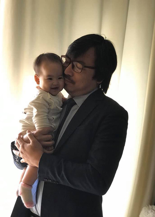 Khoảnh khắc Đinh Tiến Dũng bên con gái trước khi đi làm được chụp bởi bà xã của anh.