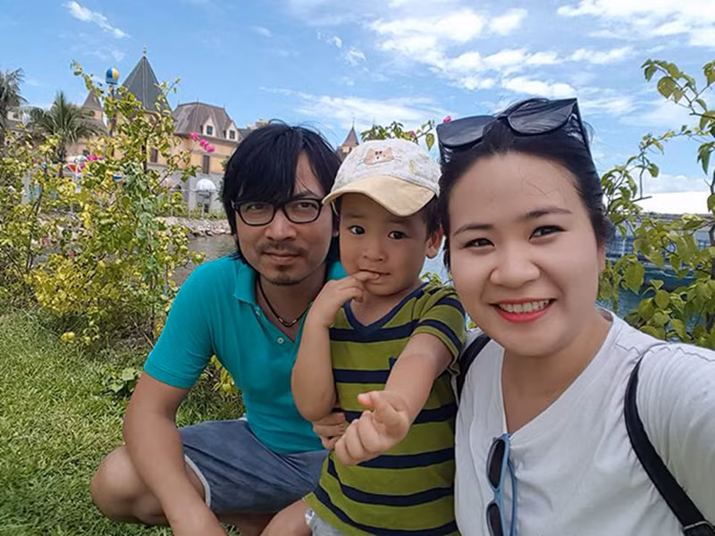 Cậu nhóc được nhận xét là bản sao của bố.