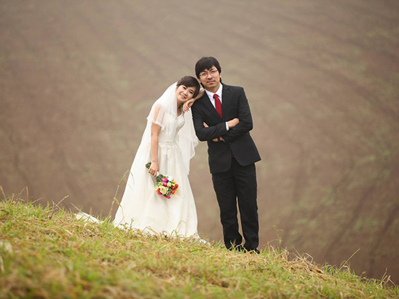 Năm 2013, nam MC “Ai là triệu phú” kết hôn với MC Hồng Nga sau gần 4 năm hẹn hò.