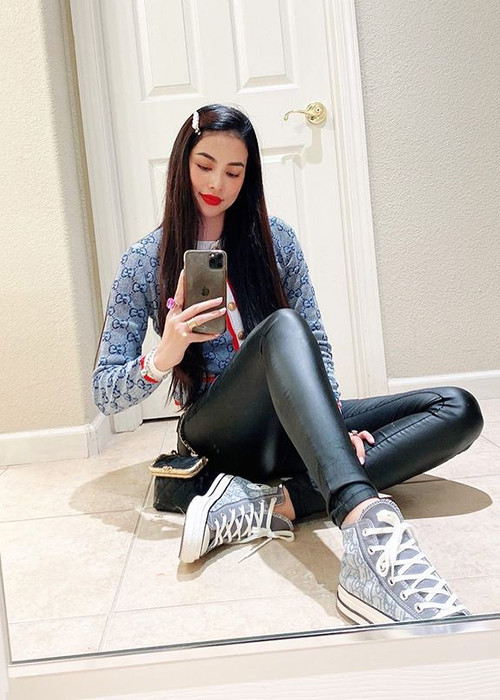 Vì Phạm Hương sống ở trời Tây, không còn hoạt động trong Vbiz nên trang cá nhân Instagram được xem là nơi duy nhất fan có thể theo dõi nàng hoa hậu.