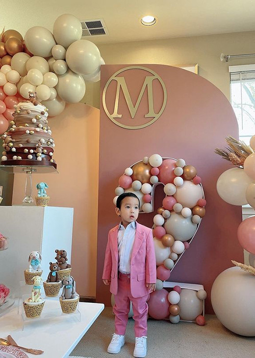 Đón tuổi mới, bé Maximus - con trai của Phạm Hương diện vest cùng tông hồng với bữa tiệc.