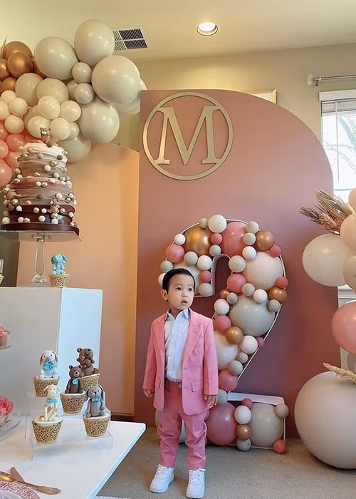 Đón tuổi mới, bé Maximus - con trai của Phạm Hương diện vest cùng tông hồng với bữa tiệc.