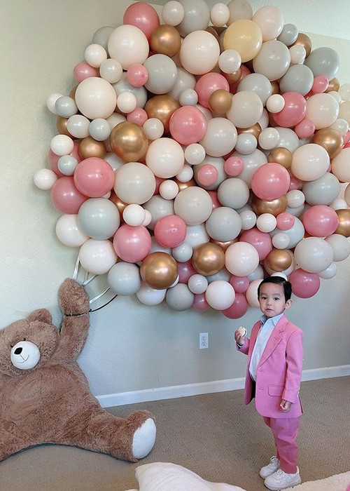 Tiệc sinh nhật của con trai Phạm Hương có nhiều bóng bay, gấu bông, bánh kem.