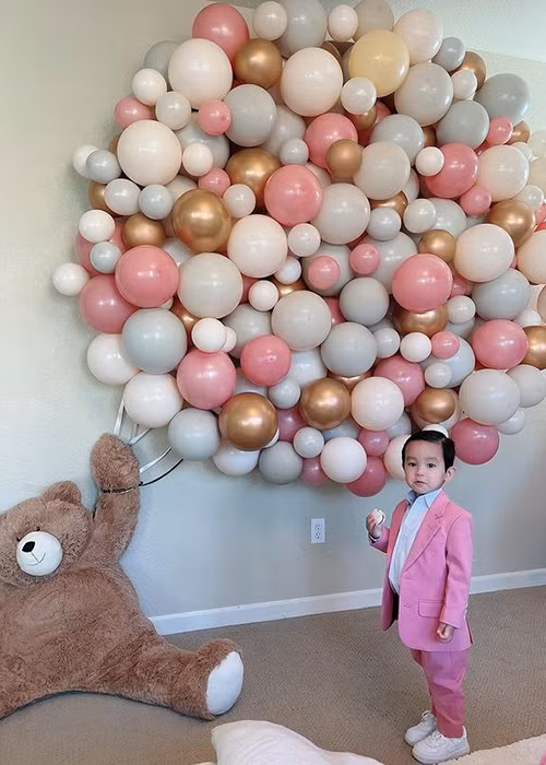 Tiệc sinh nhật của con trai Phạm Hương có nhiều bóng bay, gấu bông, bánh kem.