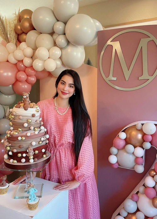 Phạm Hương diện váy tông hồng rộng thùng thình khi cùng con trai mừng sinh nhật.