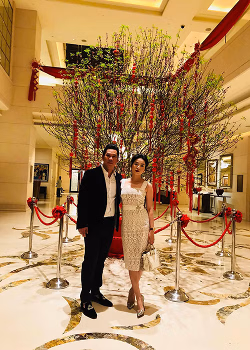 Trong gần một thập kỷ làm vợ chồng, Lệ Quyên và Đức Huy luôn như hình với bóng trong các sự kiện bởi Đức Huy là quản lý, nhà sản xuất, hỗ trợ các dự án của Lệ Quyên.