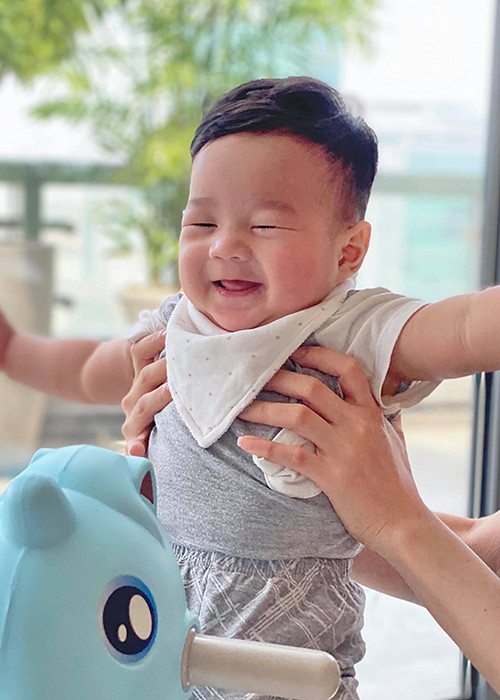 Loạt ảnh đáng yêu của con trai Đặng Thu Thảo nhanh chóng đốn tim người hâm mộ nàng hoa hậu.