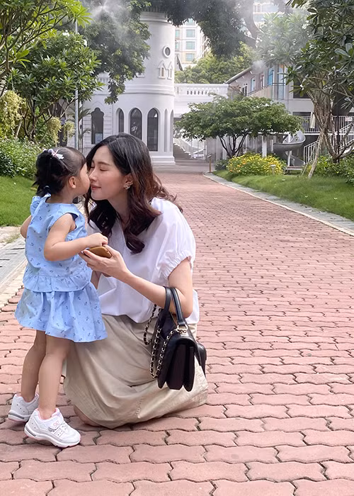 Dù còn nhỏ nhưng Sophie luôn biết cách thể hiện tình cảm với bố mẹ như giúp mẹ đánh phấn, mát xa đầu cho bố.