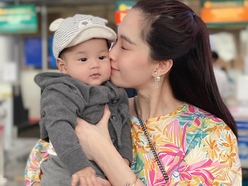 Trong khi đó, chia sẻ hình ảnh vợ và con trai, doanh nhân Trung Tín hài hước: "Tôi đã tụt hạng".