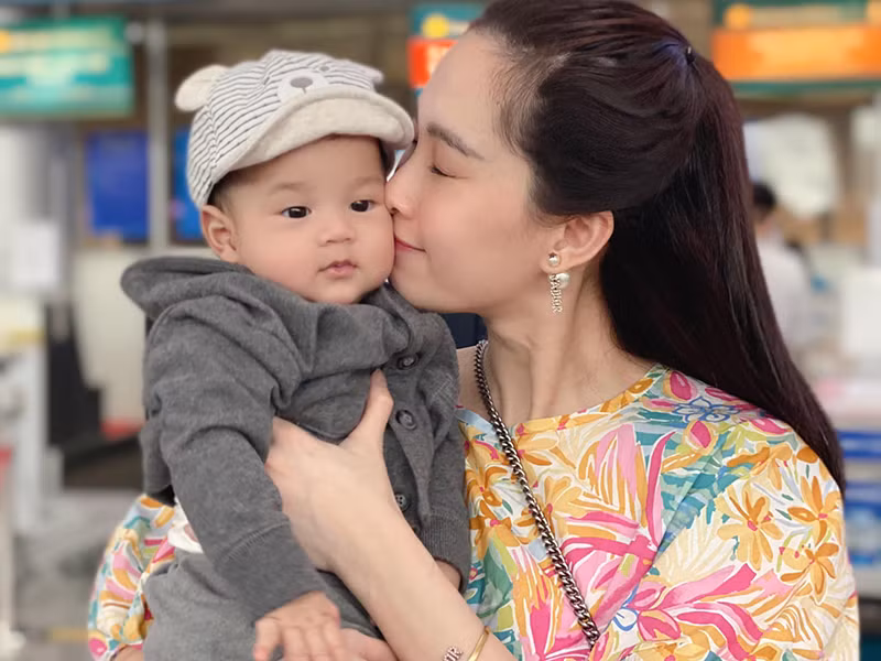 Trong khi đó, chia sẻ hình ảnh vợ và con trai, doanh nhân Trung Tín hài hước: "Tôi đã tụt hạng".