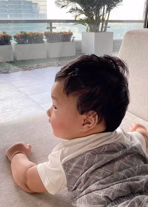 Khi khoe con trai, Hoa hậu Việt Nam 2012 "nịnh" chồng: "Chàng trai đẹp trai thứ nhì trong lòng mẹ vì xếp sau ba Tín nhé con".